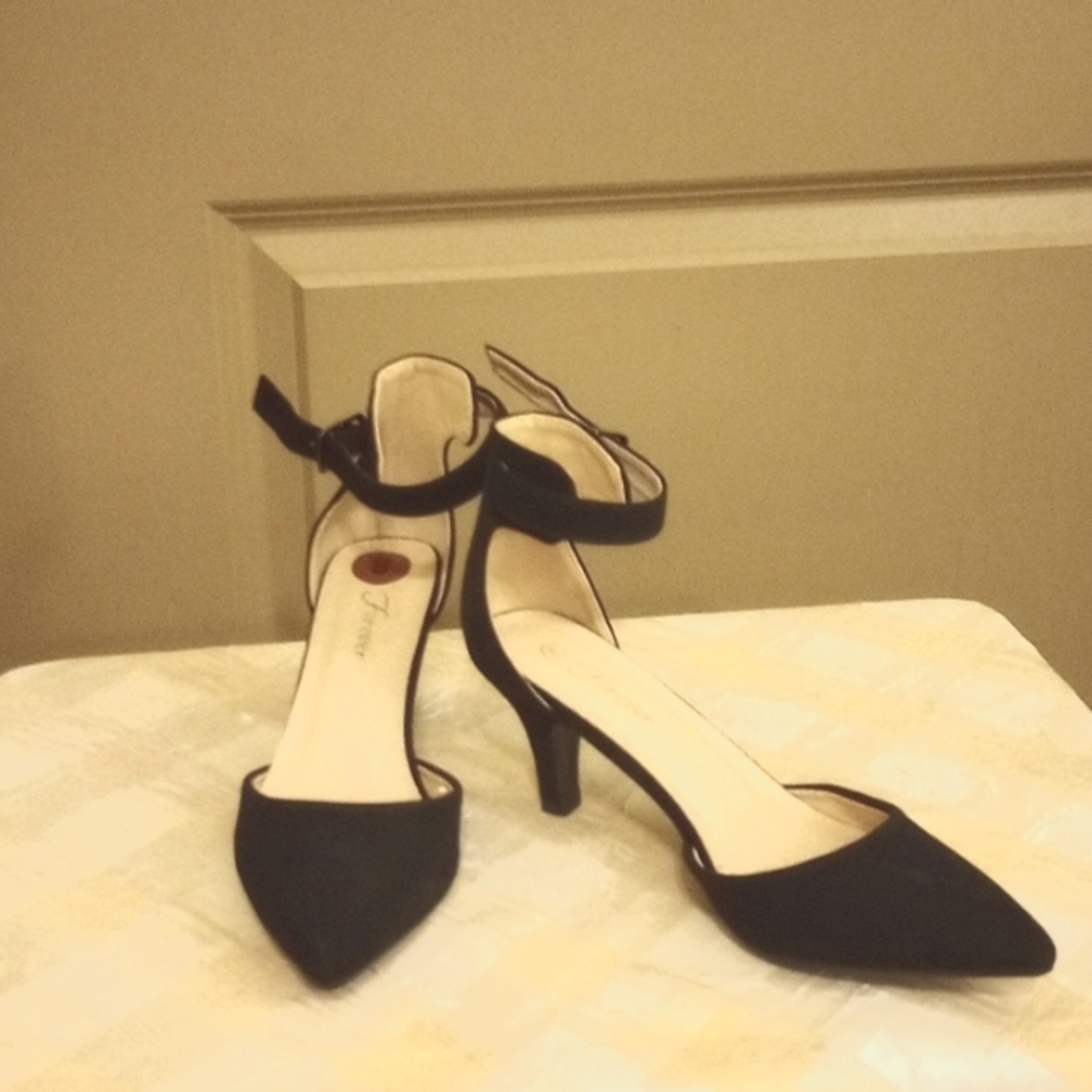 Pair of black 2 3/4 heels size eight (8) : by Forever